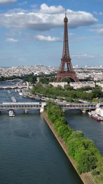 Fransa 'nın Paris Adası' ndaki Eyfel Kulesi. Şehir merkezindeki şehir manzarası. Seine River Skyline 'da. Fransa 'nın Paris Adası' ndaki Eyfel Kulesi. Eyfel Kulesi. Turizm Tarihi Yer. Paris Skyline