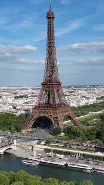 Paris Skyline Fransa 'daki Paris Adası' nda. Yüksek Eyfel Kulesi. Şehir merkezindeki şehir manzarası. Paris Skyline Fransa 'daki Paris Adası' nda. Seine River Skyline 'da. Metropolitan Bölgesi Hava Görünümü.