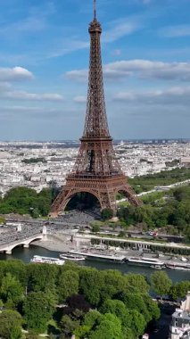 Fransa 'nın Paris Adası' ndaki Eyfel Kulesi. Şehir merkezindeki şehir manzarası. Seine River Skyline 'da. Fransa 'nın Paris Adası' ndaki Eyfel Kulesi. Eyfel Kulesi. Turizm Tarihi Yer. Paris Skyline