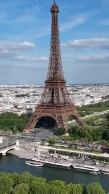 Fransa 'nın Paris Adası' ndaki Eyfel Kulesi. Şehir merkezindeki şehir manzarası. Seine River Skyline 'da. Fransa 'nın Paris Adası' ndaki Eyfel Kulesi. Eyfel Kulesi. Turizm Tarihi Yer. Paris Skyline