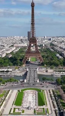 Fransa 'daki Paris' te Trocadero Meydanı. Göz kamaştırıcı Eyfel Kulesi. Şehir merkezindeki şehir manzarası. Fransa 'daki Paris' te Trocadero Meydanı. Seine River Skyline 'da. Trocadero Meydanı.