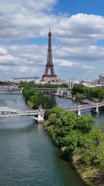 Paris Skyline Fransa 'daki Paris Adası' nda. Yüksek Eyfel Kulesi. Şehir merkezindeki şehir manzarası. Paris Skyline Fransa 'daki Paris Adası' nda. Seine River Skyline 'da. Metropolitan Bölgesi Hava Görünümü.
