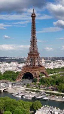 Fransa 'nın Paris Adası' ndaki Eyfel Kulesi. Şehir merkezindeki şehir manzarası. Seine River Skyline 'da. Fransa 'nın Paris Adası' ndaki Eyfel Kulesi. Eyfel Kulesi. Turizm Tarihi Yer. Paris Skyline