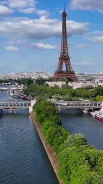 Paris Skyline Fransa 'daki Paris Adası' nda. Yüksek Eyfel Kulesi. Şehir merkezindeki şehir manzarası. Paris Skyline Fransa 'daki Paris Adası' nda. Seine River Skyline 'da. Metropolitan Bölgesi Hava Görünümü.