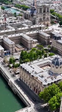 Fransa 'nın Paris Adası' ndaki Paris Skyline 'da. Notre-Dame Kilisesi. Seine River Skyline 'da. Fransa 'nın Paris Adası' ndaki Paris Skyline 'da. Şehir merkezindeki şehir manzarası. Turizm Tarihi Yer.