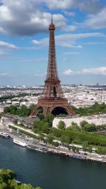 Fransa 'nın Paris Adası' ndaki Eyfel Kulesi. Şehir merkezindeki şehir manzarası. Seine River Skyline 'da. Fransa 'nın Paris Adası' ndaki Eyfel Kulesi. Eyfel Kulesi. Turizm Tarihi Yer. Paris Skyline