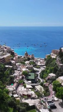Salerno İtalya 'daki Positano' da Amalfi Sahili. Coastal City. Rıhtım manzarası. Salerno İtalya 'daki Positano' da Amalfi Sahili. Plaj manzarası. Ortaçağ Binaları. Amalfi Sahil Skyline.