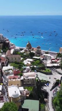 Salerno İtalya 'daki Positano' da Amalfi Sahili. Plaj manzarası. Turizm Tarihi Yer. Salerno İtalya 'daki Positano' da Amalfi Sahili. Salerno Körfezi Skyline. Kıyı Kenti manzarası. Akdeniz.