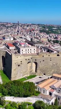 İtalya 'daki Napoli' deki Aziz Elmo Kalesi. Şehir merkezindeki şehir manzarası. Güzel Skyline. İtalya 'daki Napoli' deki Aziz Elmo Kalesi. Highrise Binaları. Napoli Mimarisi. Napoli Skyline.