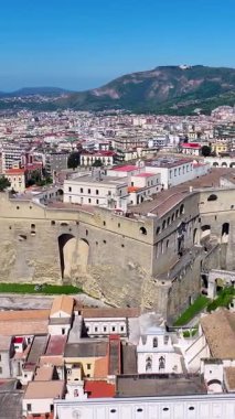 İtalya, Campania 'daki Napoli' de Castel Sant Elmo. Şehir manzarası manzarası. Şehir merkezinde. İtalya, Campania 'daki Napoli' de Castel Sant Elmo. Kültür Mirası Skyline. Güzel Metropolis. İtalya Manzarası.