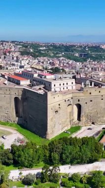 İtalya 'daki Napoli' deki Aziz Elmo Kalesi. Highrise Binaları Sahnesi. Şehir merkezindeki şehir manzarası. İtalya 'daki Napoli' deki Aziz Elmo Kalesi. Napoli Skyline. Bölge Havacılık Manzarası. İtalya Skyline.