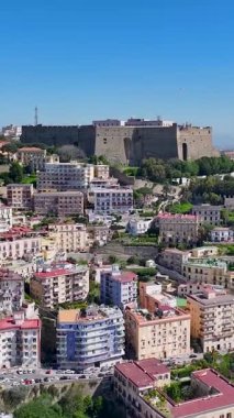 İtalya, Campania 'daki Napoli' de Castel Sant Elmo. Şehir merkezindeki şehir manzarası. Güzel Skyline. İtalya, Campania 'daki Napoli' de Castel Sant Elmo. Highrise Binaları. Napoli Mimarisi. Napoli Skyline.