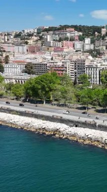 İtalya 'daki Napoli' deki Villa Comunale Parkı. Highrise Binaları Sahnesi. Şehir merkezindeki şehir manzarası. İtalya 'daki Napoli' deki Villa Comunale Parkı. Napoli Skyline. Bölge Havacılık Manzarası. İtalya Skyline.