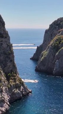 Capri 'li Faraglioni Campania İtalya' daki Napoli 'de. Kıyı manzarası. Rıhtım manzarası. Capri 'li Faraglioni Campania İtalya' daki Napoli 'de. Plaj manzarası. Paradisiac Seafront. Capri Adası Skyline.