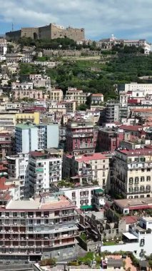 Napoli Skyline Campania İtalya 'da Napoli' de. Şehir merkezindeki şehir manzarası. Güzel Skyline. Napoli Skyline Campania İtalya 'da Napoli' de. Highrise Binaları. Napoli Mimarisi. İtalya Skyline.