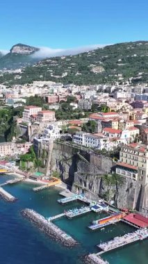 İtalya 'nın Napoli şehrinde Sorrento Skyline. Plaj manzarası. Turizm Tarihi Yer. İtalya 'nın Napoli şehrinde Sorrento Skyline. Tarihsel Şehir Manzarası. Salerno Körfezi Skyline. Akdeniz.