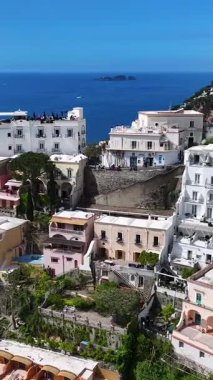 Salerno İtalya 'daki Positano' da Amalfi Sahili. Plaj manzarası. Dev Uçurumlar Sahnesi. Salerno İtalya 'daki Positano' da Amalfi Sahili. Ortaçağ Şehir Skyline 'ı. Salerno Körfezi Akdeniz. Sahil Skyline.