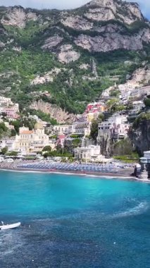 Salerno İtalya 'daki Positano' da Amalfi Sahili. Plaj manzarası. Turizm Tarihi Yer. Salerno İtalya 'daki Positano' da Amalfi Sahili. Salerno Körfezi Skyline. Kıyı Kenti manzarası. Akdeniz.