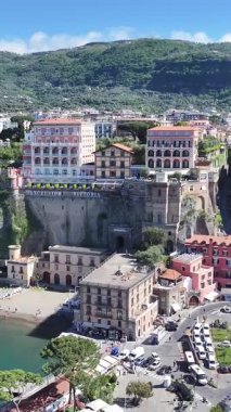 İtalya 'nın Napoli şehrinde Sorrento Skyline. Plaj manzarası. Turizm Tarihi Yer. İtalya 'nın Napoli şehrinde Sorrento Skyline. Tarihsel Şehir Manzarası. Salerno Körfezi Skyline. Akdeniz.