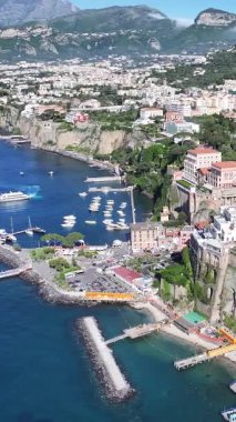 Sorrento Sahili, Napoli İtalya Sorrento. Coastal City. Rıhtım manzarası. Napoli İtalya 'daki Sorrento Plajı. Plaj manzarası. Ortaçağ Binaları. Sorrento Skyline. Amalfi Sahili.