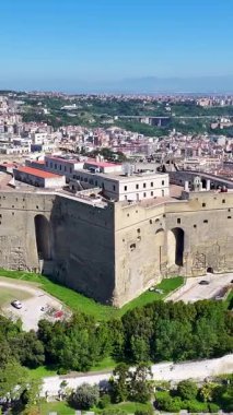 İtalya, Campania 'daki Napoli' de Castel Sant Elmo. Şehir merkezindeki şehir manzarası. Güzel Skyline. İtalya, Campania 'daki Napoli' de Castel Sant Elmo. Highrise Binaları. Napoli Mimarisi. Napoli Skyline.