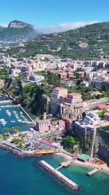Sorrento Sahili, Napoli İtalya Sorrento. Coastal City. Rıhtım manzarası. Napoli İtalya 'daki Sorrento Plajı. Plaj manzarası. Ortaçağ Binaları. Sorrento Skyline. Amalfi Sahili.