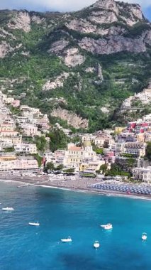 Salerno İtalya 'daki Positano' da Amalfi Sahili. Plaj manzarası. Dev Uçurumlar Sahnesi. Salerno İtalya 'daki Positano' da Amalfi Sahili. Ortaçağ Şehir Skyline 'ı. Salerno Körfezi Akdeniz. Sahil Skyline.