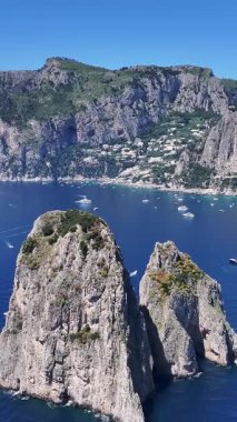 Faraglioni, Napoli, İtalya 'da Capri' de. Ada manzarası. Turizm Tarihi Yer. Faraglioni, Napoli, İtalya 'da Capri' de. Napoli Körfezi Skyline. Kültür Mirası Sahili. Cennet Capri Adası.