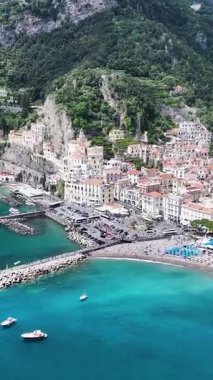 İtalya Salerno 'daki Amalfi Sahili' nde. Plaj manzarası. Turizm Tarihi Yer. Salerno İtalya 'daki Amalfi Sahili. Salerno Körfezi Skyline. Kıyı Kenti manzarası. Akdeniz 'de. Amalfi Sahil Manzarası.