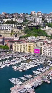Napoli Skyline Campania İtalya 'da Napoli' de. Şehir merkezindeki şehir manzarası. Napoli Körfezi manzarası. Napoli Skyline Campania İtalya 'da. Güzel Skyline. Sahil şeridi manzarası. Plaj manzarası.