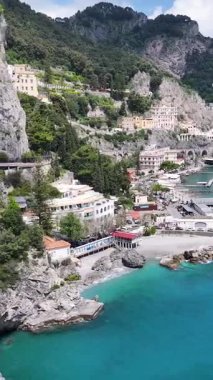 İtalya Salerno 'daki Amalfi Sahili' nde. Coastal City. Rıhtım manzarası. Salerno İtalya 'daki Amalfi Sahili. Plaj manzarası. Ortaçağ Binaları. Sahil Skyline. Amalfi Sahili.