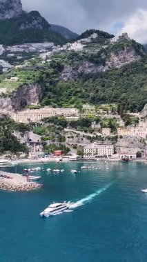 İtalya Salerno 'daki Amalfi Sahili' nde. Plaj manzarası. Turizm Tarihi Yer. Salerno İtalya 'daki Amalfi Sahili. Salerno Körfezi Skyline. Kıyı Kenti manzarası. Amalfi Sahili Skyline. Plaj manzarası.