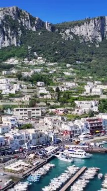 İtalya, Campania 'daki Napoli' deki Capri Adası. Coastal City. Rıhtım manzarası. İtalya, Campania 'daki Napoli' deki Capri Adası. Plaj manzarası. Ortaçağ Binaları. Capri Skyline.