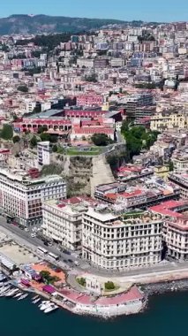 Napoli Skyline Campania İtalya 'da Napoli' de. Şehir merkezindeki şehir manzarası. Napoli Körfezi manzarası. Napoli Skyline Campania İtalya 'da. Güzel Skyline. Sahil şeridi manzarası. Plaj manzarası.