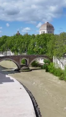 Lazio İtalya 'da Roma' da gökyüzü. Kültür Mirası. Güzel şehir manzarası. Lazio İtalya 'da Roma' da gökyüzü. Ortaçağ manzarası. Riverside Roma Köprüsü. İtalya Skyline.