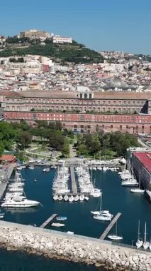 İtalya 'daki Napoli Kraliyet Sarayı. Şehir merkezindeki şehir manzarası. Güzel Hükümet Binası. İtalya 'daki Napoli Kraliyet Sarayı. Napoli Körfezi, Skyline. Napoli Mimarisi. Napoli Skyline.