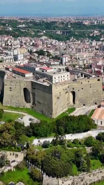 İtalya 'daki Napoli' deki Aziz Elmo Kalesi. Şehir merkezindeki şehir manzarası. Güzel Skyline. İtalya 'daki Napoli' deki Aziz Elmo Kalesi. Highrise Binaları. Napoli Mimarisi. Napoli Skyline.