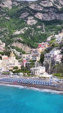 Salerno İtalya 'daki Positano' da Amalfi Sahili. Coastal City. Rıhtım manzarası. Salerno İtalya 'daki Positano' da Amalfi Sahili. Plaj manzarası. Ortaçağ Binaları. Amalfi Sahil Skyline.