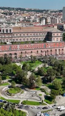 İtalya 'daki Napoli Kraliyet Sarayı. Şehir manzarası manzarası. Şehir merkezinde. İtalya 'daki Napoli Kraliyet Sarayı. Kültür Mirası Skyline. Güzel Hükümet Binası. İtalya Manzarası.