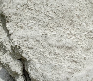 Doğal tebeşir mineral arka planı. Kalsit Kaynağı. Beyaz karbonat tortulu kaya, ince taneli, zayıf beton kaplı, yumuşak ve ufalanmış