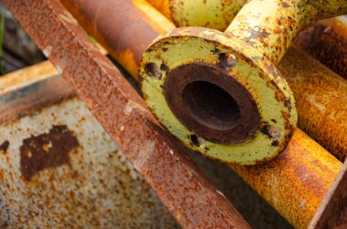 Geri dönüşüm için hurda metal. Eritme ve tekrar kullanım için bir sürü paslı endüstriyel ayrıntı. Eski paslı metal boru bağlantısı. Tasarım amacı için soyut arkaplan. Sıcak turuncu renk.