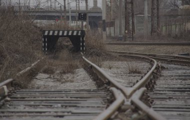 Kırmızı dur işaretli ahşap tampon durağı limit için tren yolu konsepti sınırlama sınırı, yasak, son, sınır. Kışın kırsal kesimde terk edilmiş bir demiryolunun korusunda çıkmaz sokak.