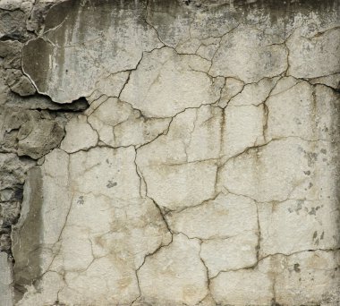 Çatlakları olan eski hasarlı beton blok. Mahvolmuş eski mimarinin kıyamet tasarımı için. Tasarımın için döşeme dokusu. Kayalık, kirli, köhne, yıpranmış yarış pisti. Çatlak, pis, köhne, yırtık kırsal, büyük delikler..