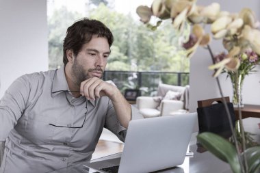 Evde çalışan Brezilyalı bir adam, gündüzleri ev işleriyle uğraşıyor.