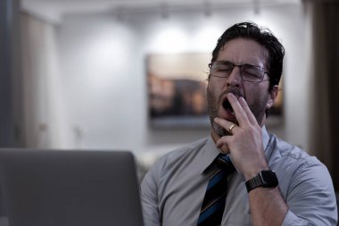 Brezilyalı adam gece boyunca evde çalışırken, ofiste çalışırken yoruldu..