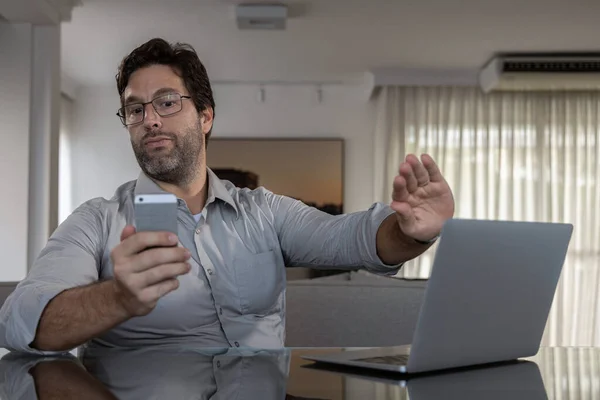 Hombre Brasileño Distraído Con Teléfono Celular Mientras Trabajaba Desde Casa —  Fotos de Stock