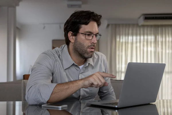 Brazilian Man Working Home Doing Home Office Day — Fotografia de Stock