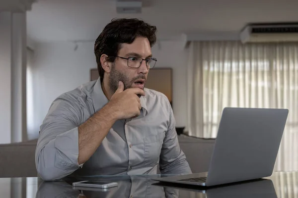 Brazilian Man Working Home Doing Home Office Day — Φωτογραφία Αρχείου