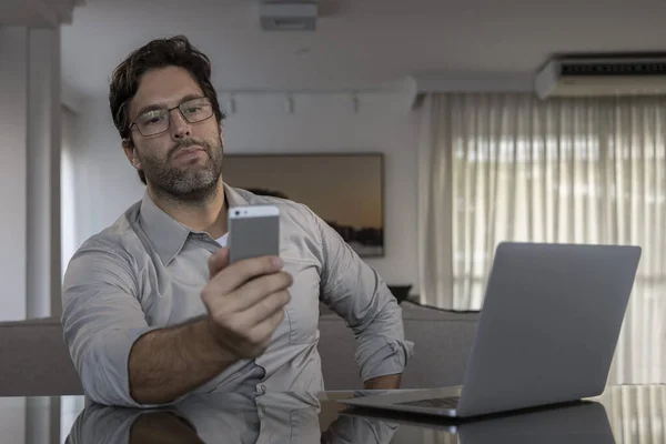 Hombre Brasileño Distraído Con Teléfono Celular Mientras Trabajaba Desde Casa —  Fotos de Stock