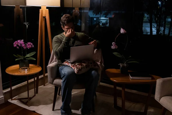 Brasileiro Cansado Enquanto Trabalhava Casa Fazendo Home Office Durante Noite — Fotografia de Stock